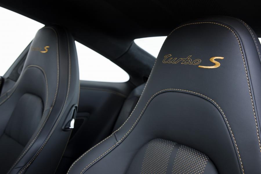 Детали интерьера Porsche 911 Turbo S Exclusive Series (991) 2017 года  (фото 24 из 70)